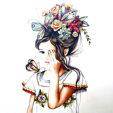 Mädchen mit Blumen und Schmetterlingen im Haar Tattoo