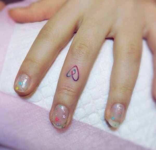 Fantastic Heart On Finger Tattoo Idea