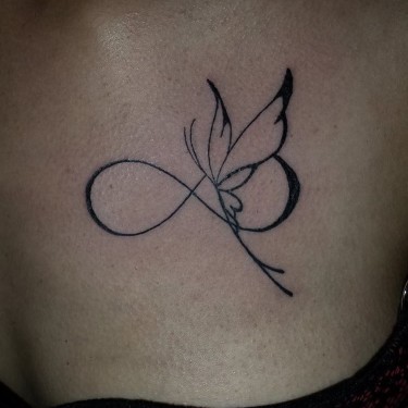 Schmetterling und Infinity Tattoo