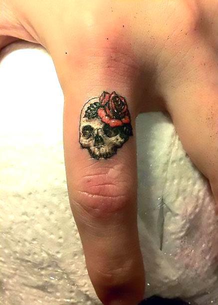 Best Skull on Finger Tattoo Idea